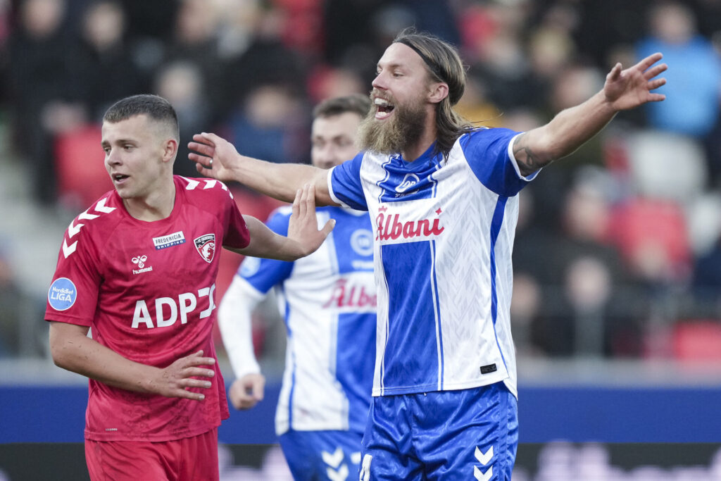 Bjørn Paulsen med armene ude i fuld længde.