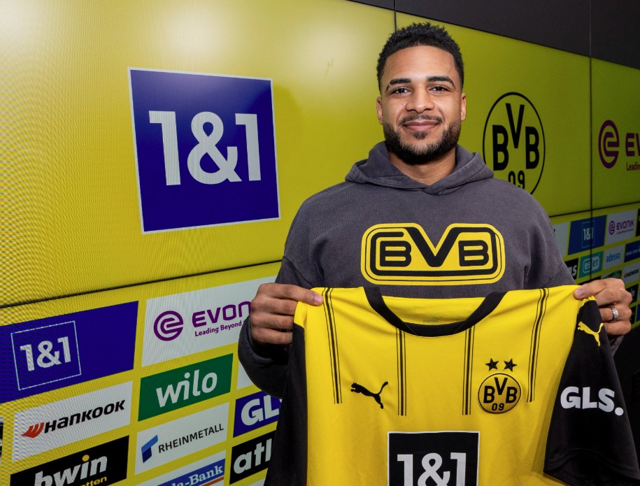 Almugera Kabar løfter sin Dortmund -trøje.