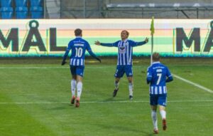 Julius Beck jubler med holdkammerater