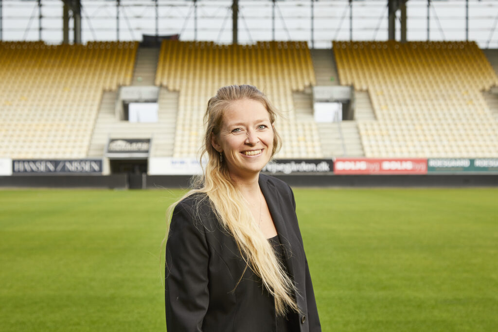 Michelle Adsbøl Nielsen poserer på Nordstern Arena i Horsens.