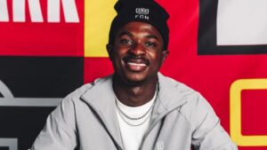 Prince Amoako Junior skriver under på sin kontrakt med FC Nordsjælland.