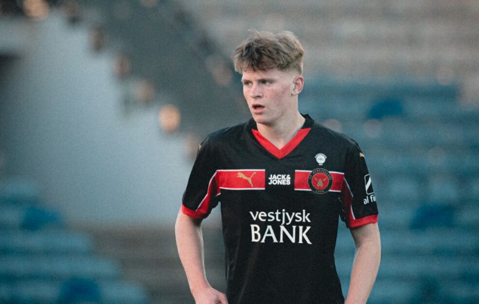 Sofus Johannesen under en kamp for FC Midtjylland.