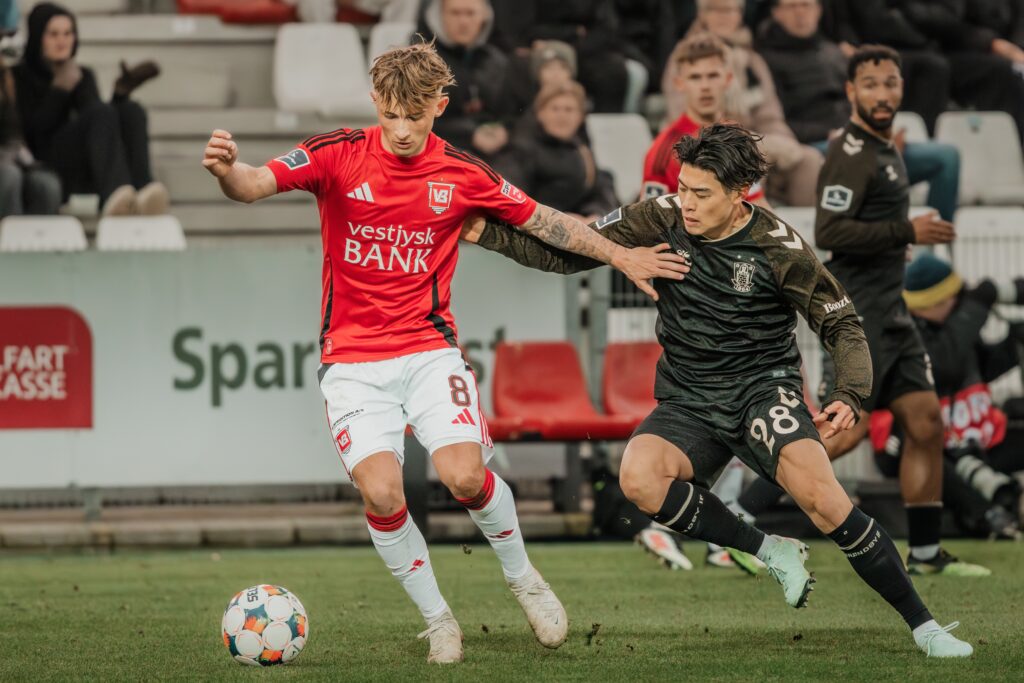 Vejles Tobias Lauritsen i duel med Brøndbys Yuito Suzuki.