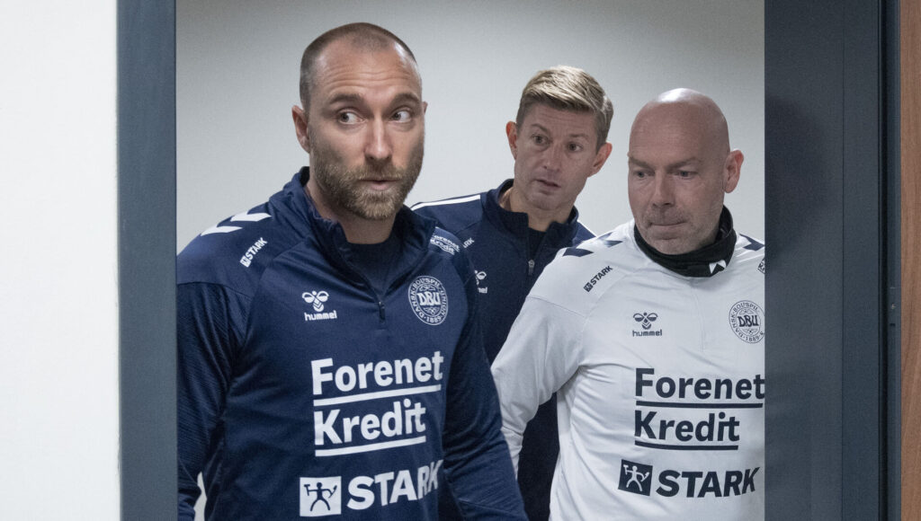 Christian Eriksen Martin Borre og Brian Riemer på vej ind til pressemøde.