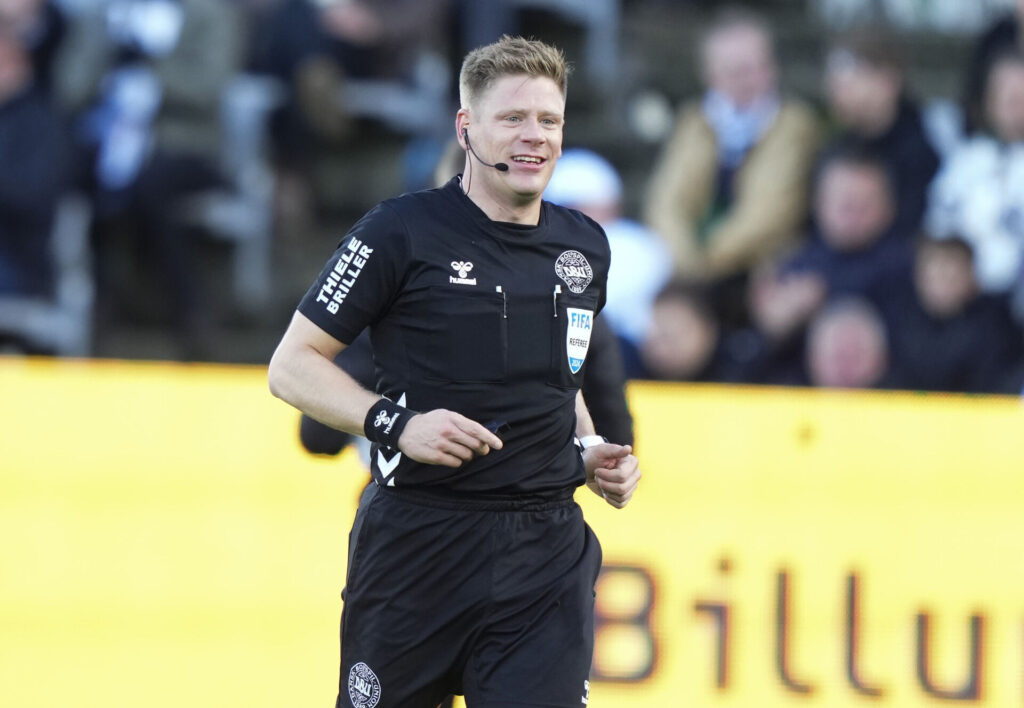 Dommer Jakob Sundberg under Superligakampen mellem AGF og Randers FC på Ceres Park i Aarhus lørdag den 28. september 2024