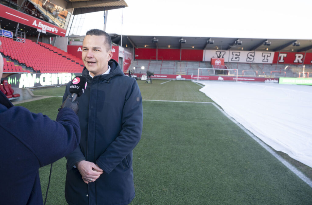 Morten Krogh afgiver interview til Viaplay på Aalborg Portland Park.