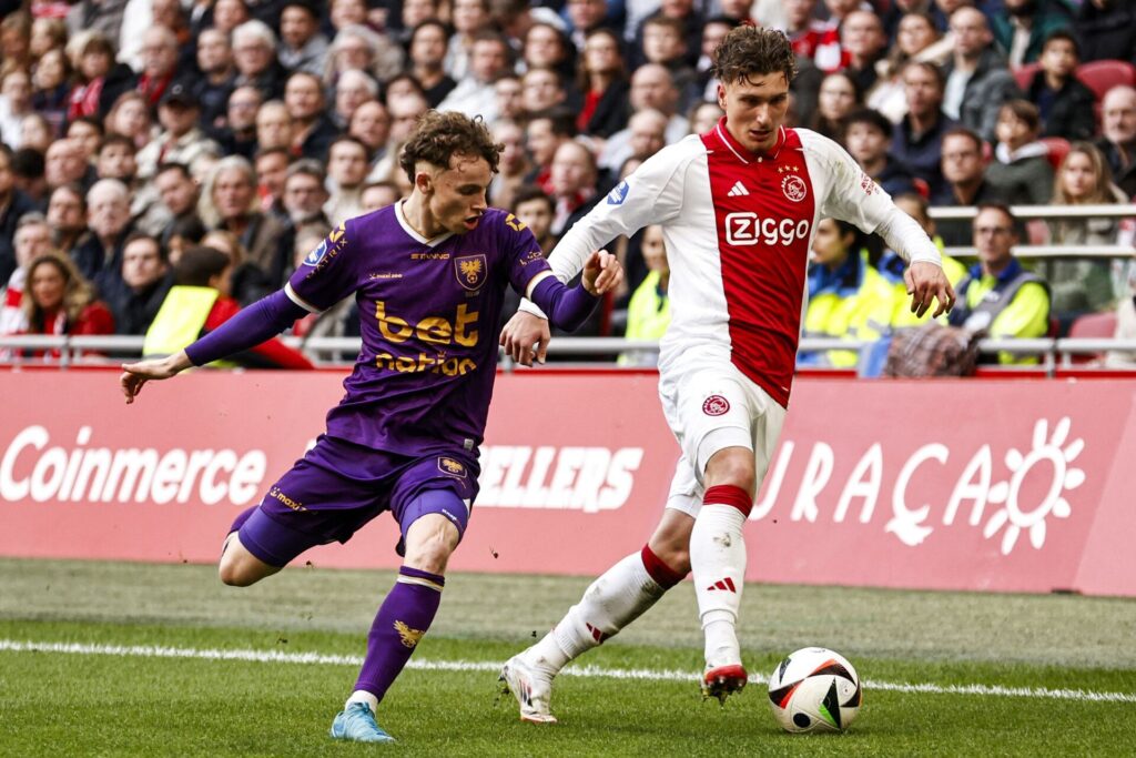 Jakob Breum jagter bolden under en kamp mod Ajax.