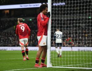 Joshua Zirkzee banker hovedet mod stolpen i frustration.