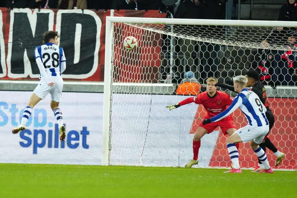 Jonas Lössl står på mål for FC Midtjylland.