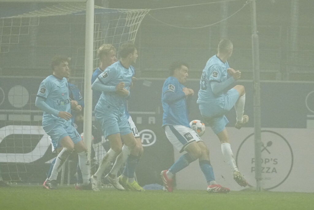 Et hjørnespark under kampen mellem Lyngby Boldklub og Randers FC.