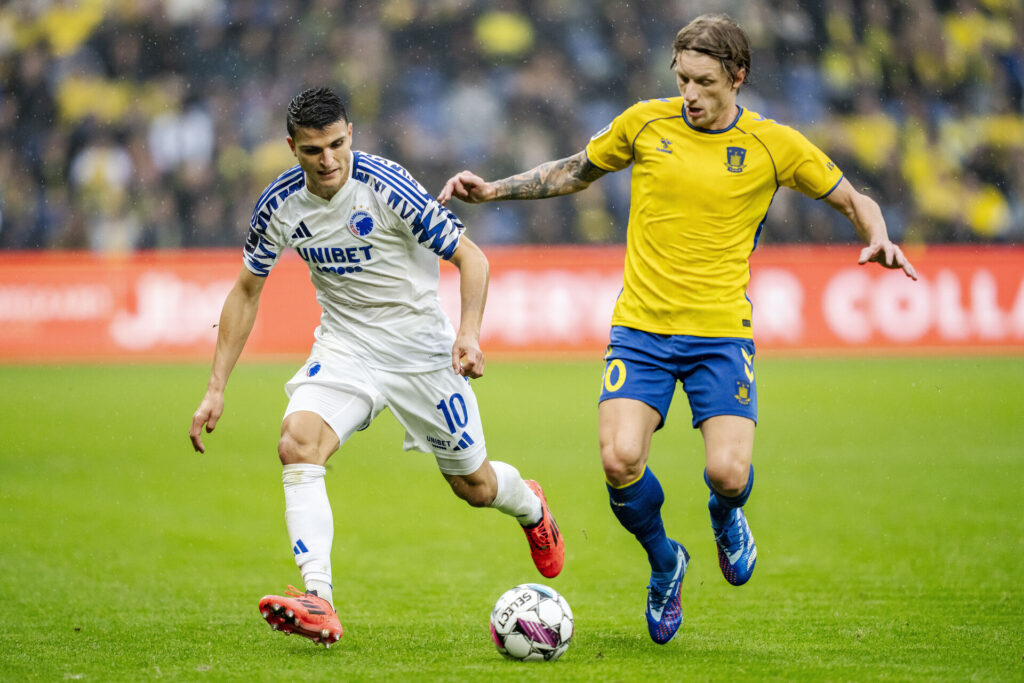 FC Københavns Mohamed Elyounoussi og Brøndby IFs Daniel Wass under 3F Superliga-kampen mellem Brøndby IF og FC København på Brøndby Stadion.