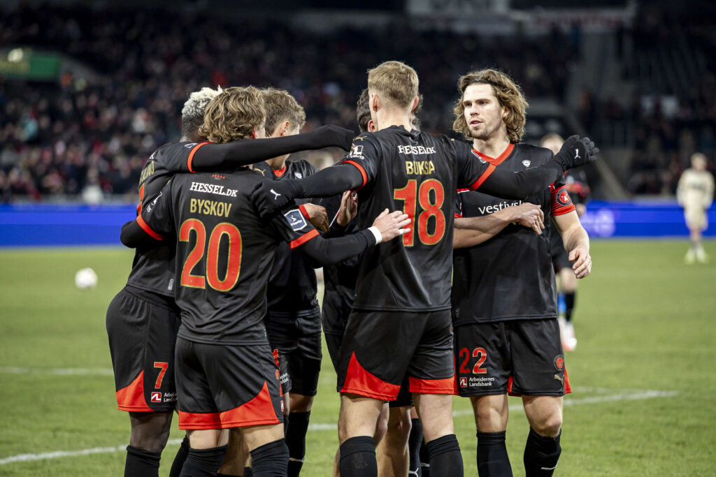 FC Midtjyllands spillere fejrer en scoring.