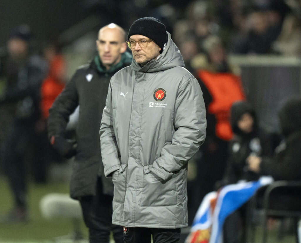 Thomas Thomasberg på sidelinjen for FC Midtjylland.