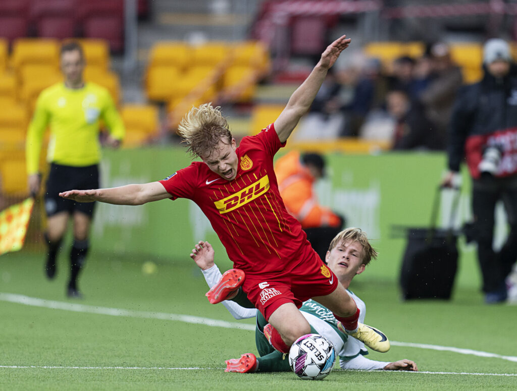 Daniel Svensson i kamp om bolden med Isak Jensen.