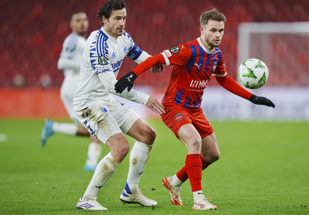 Thomas Delaney i duel med Heidenheim-spiller.