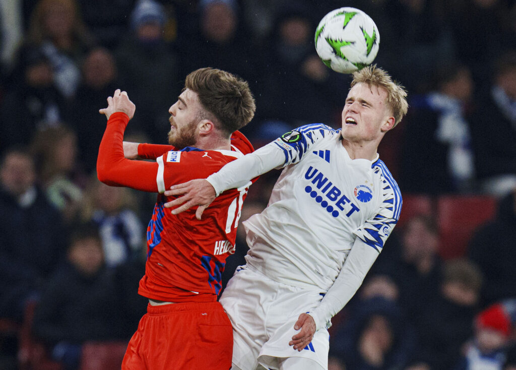 Victor Froholdt i en hovedstødsduel mod FC Heidenheim