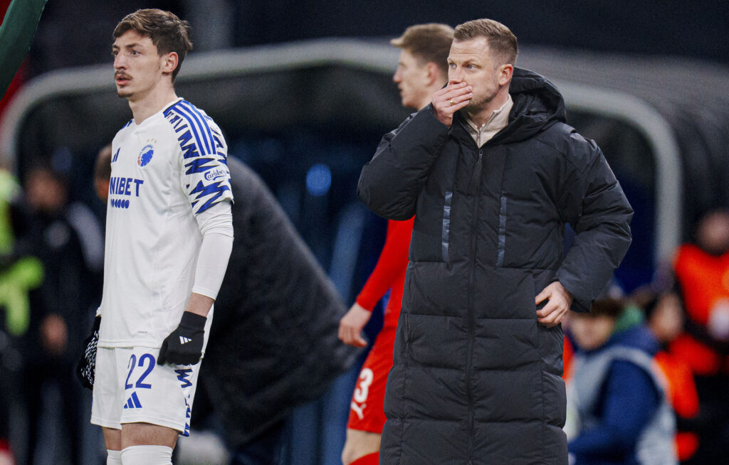 Jacob Neestrup tager sig til næsen.