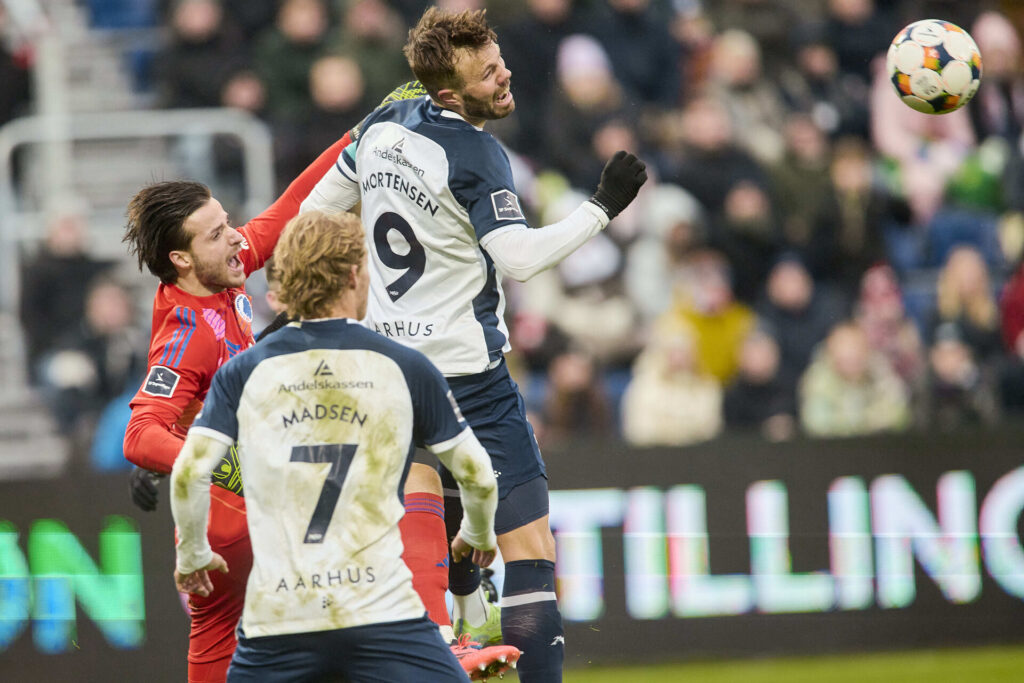 Patrick Mortensen i luften kigger efter bolden.