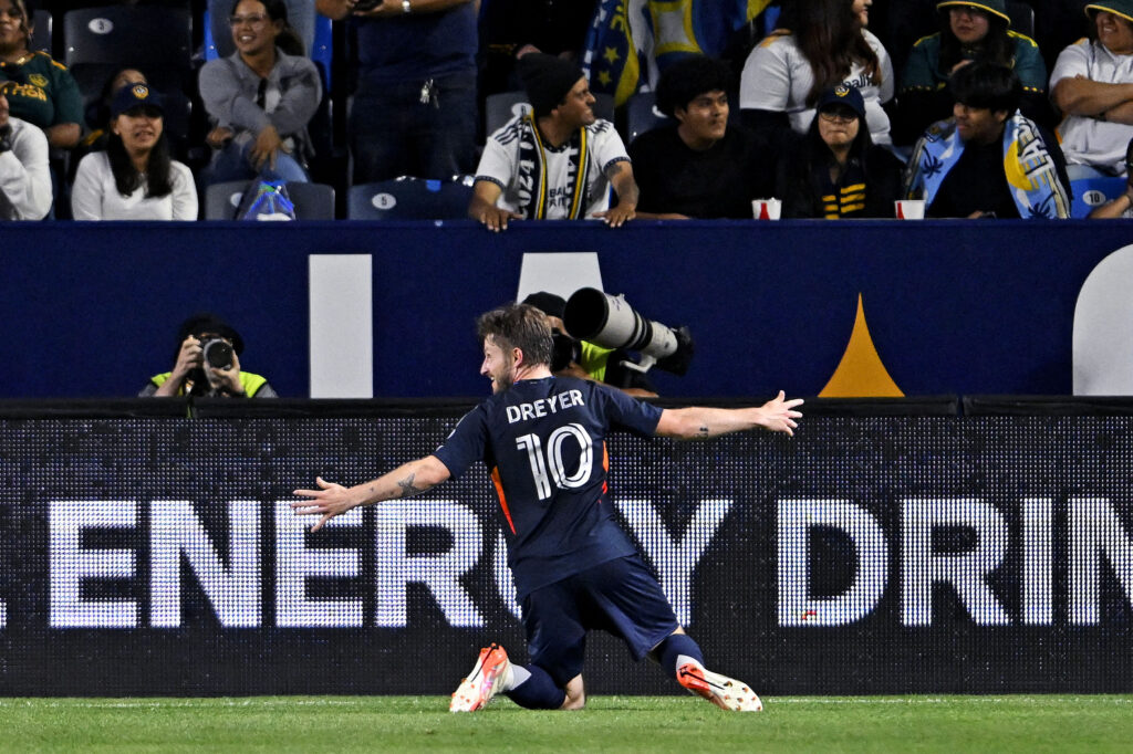 Anders Dreyer glider på knæene efter en scoring for San Diego FC.