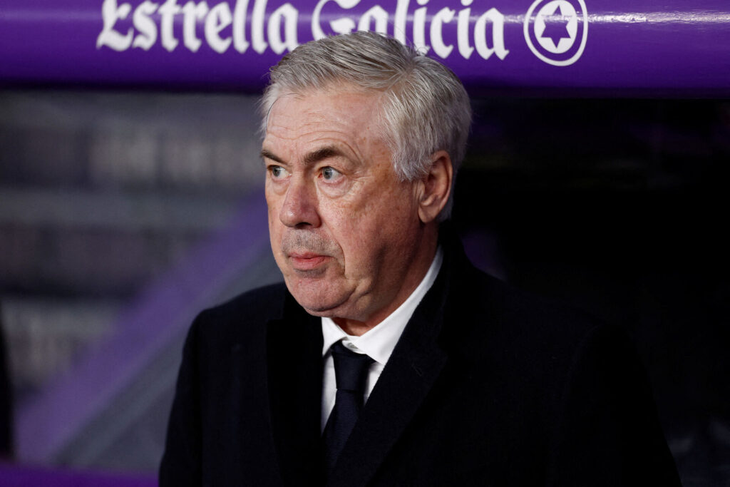 Carlo Ancelotti ser til fra bænken under en Real Madrid-kamp.