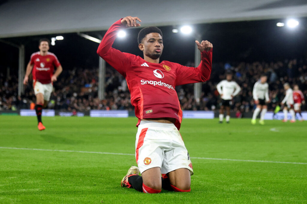 Amad Diallo glider på knæene efter en Manchester United-scoring.