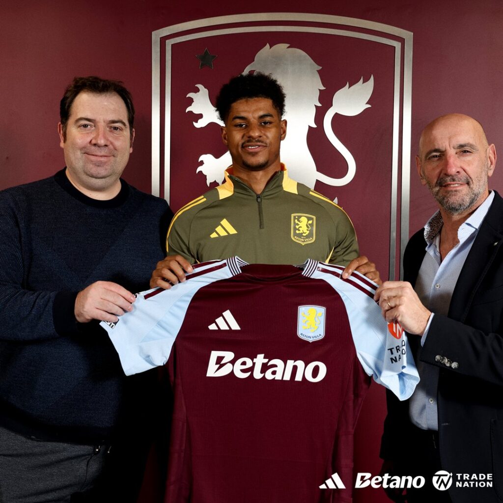 Marcus Rashford med en ny Aston Villa-trøje.