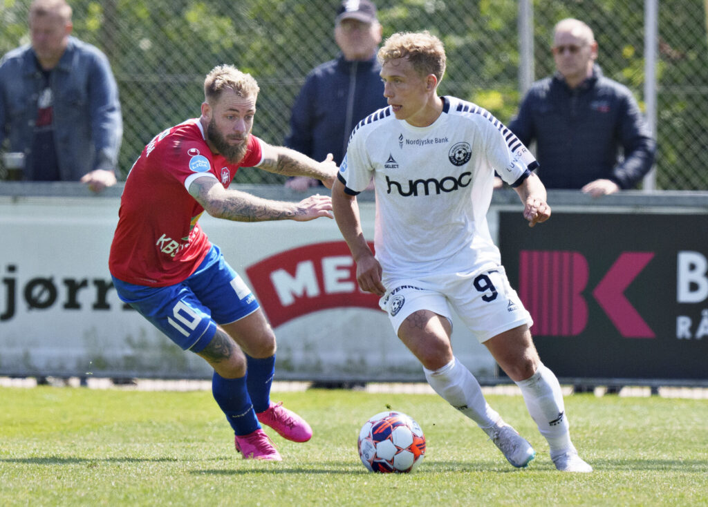 Vendsyssels Lasse Steffensen dribler med bolden.