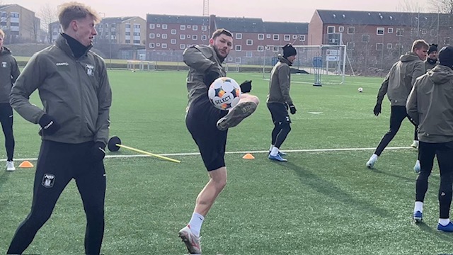 Henrik Dalsgaard strækker sig efter bold til AGF-træningen på Fredensvang.