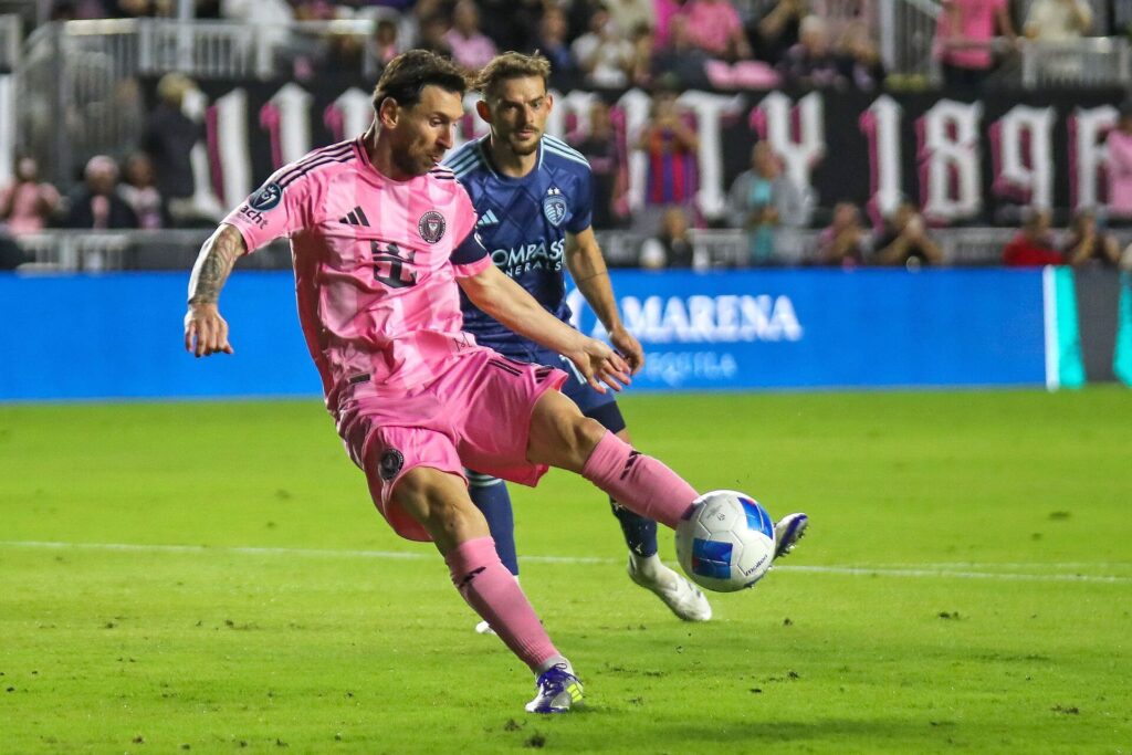 Lionel Messi i færd med at flugte bolden i mål mod Sporting Kansas City.