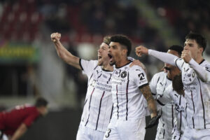 Juninho fejrer en scoring med MAds Bech.