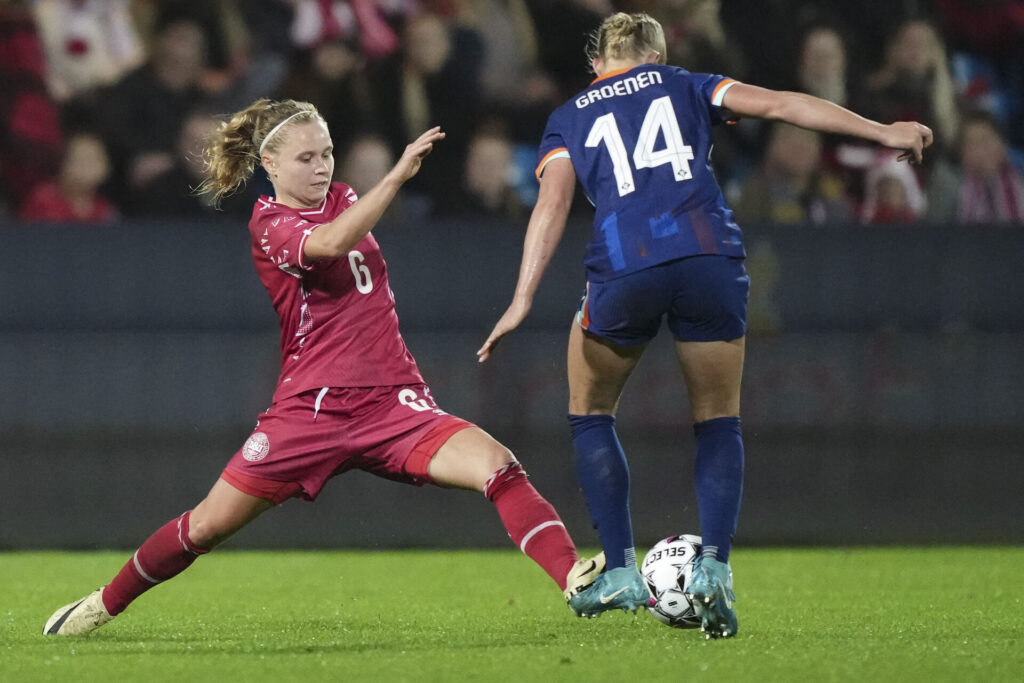 Josefine Hasbo i duel om bolden.