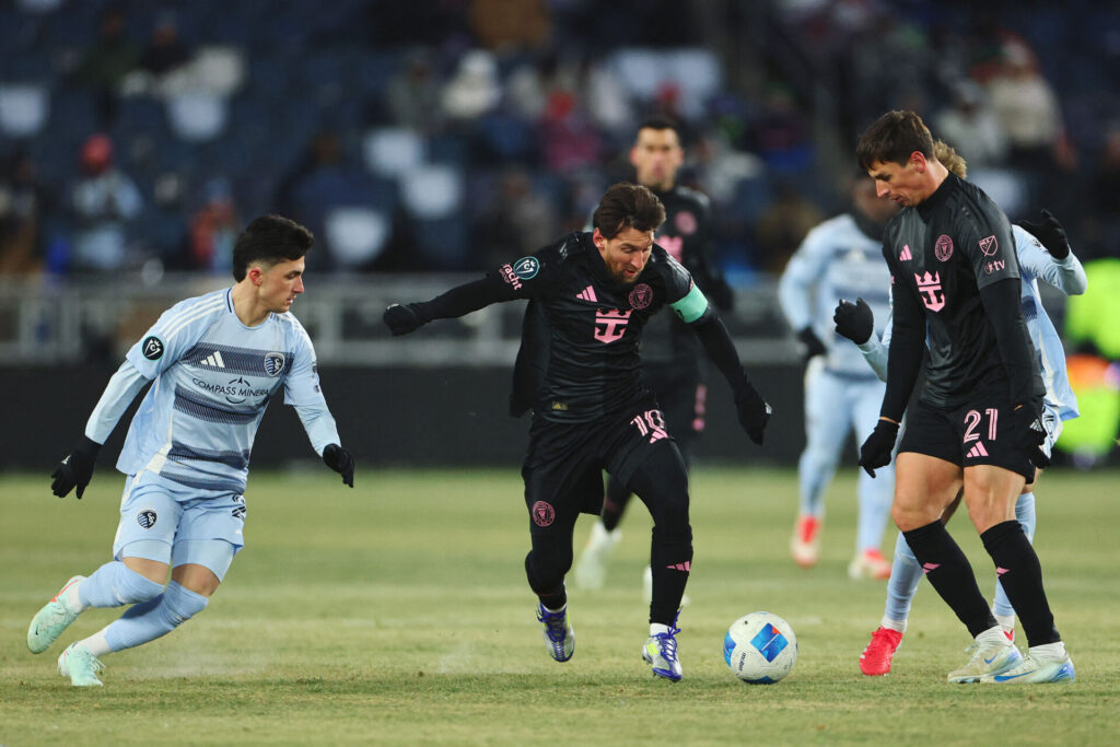 Lionel Messi i færd med at drible under kampen mellem Inter Miami og Sporting Kansas City.