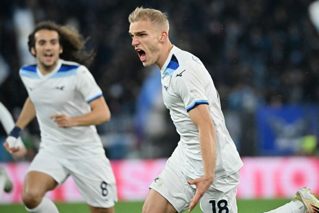 Gustav Isaksen fejrer en scoring for Lazio.