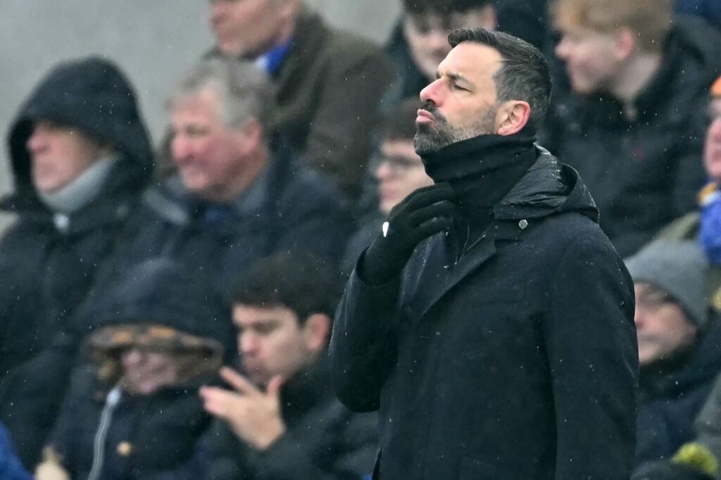 Ruud van Nistelrooy retter på sin krave.