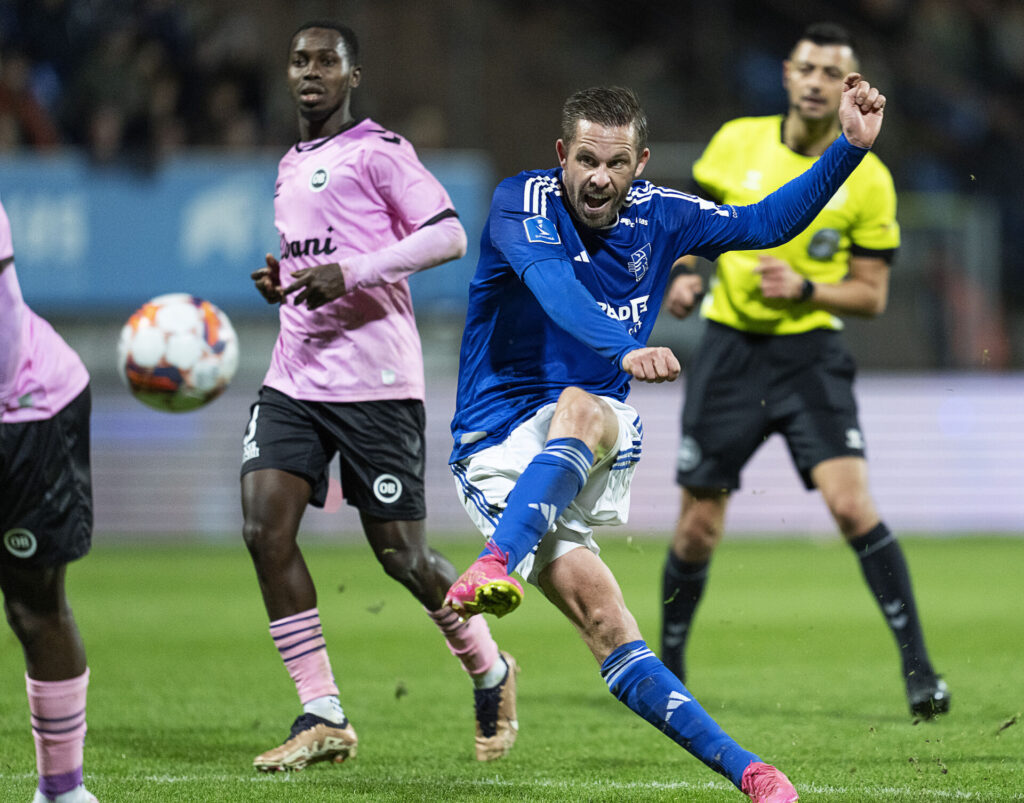 Gylfi Sigurdsson i færd emd en afslutning under en kamp for Lyngby Boldklub.