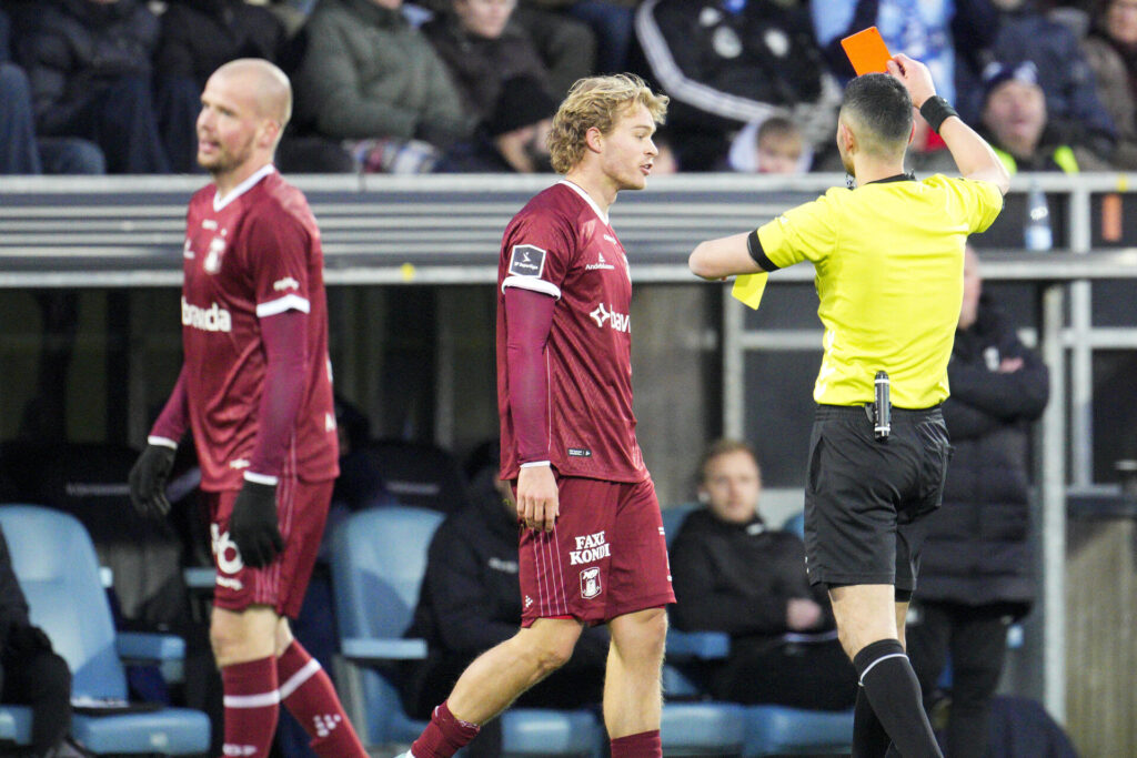 Mads Emil Madsen for rødt kort under AGF's kamp mod Sønderjyske.