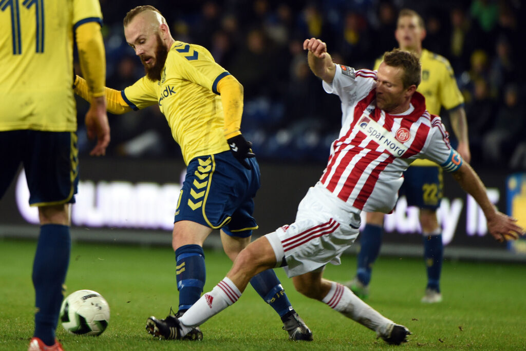 Magsnu Eriksson tackles af Rasmus Würtz under en kamp mellem Brøndby og AaB.