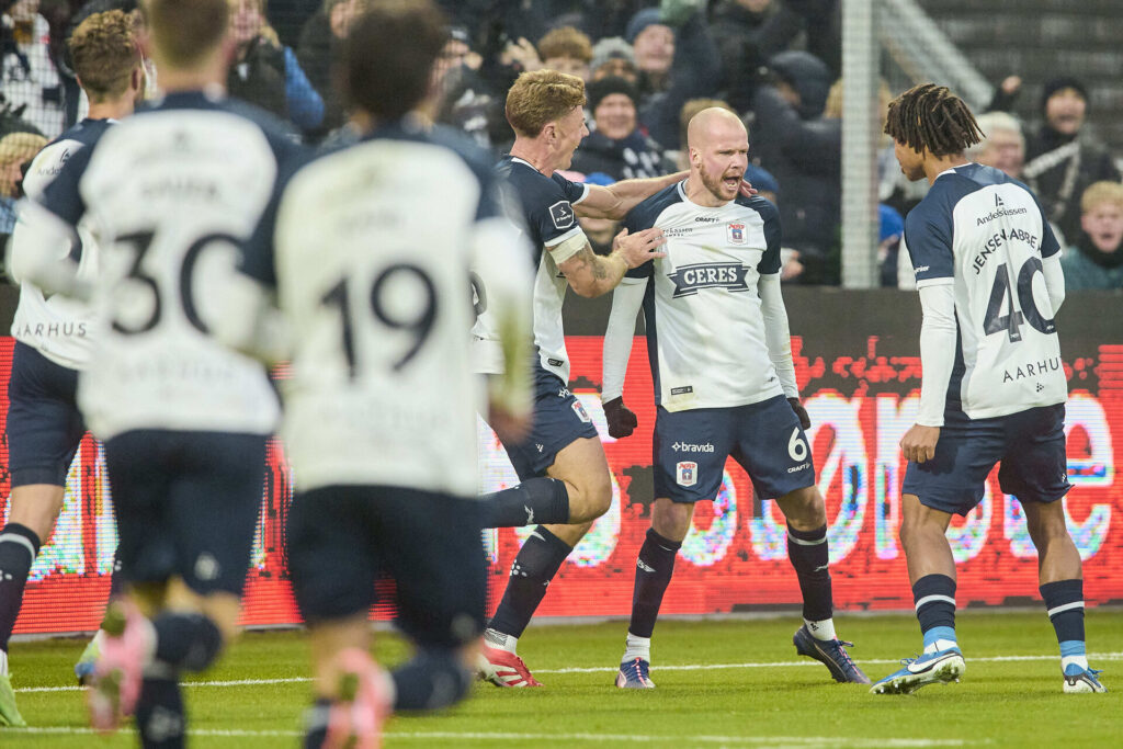 Nicolai Poulsen fejrer scoring sammen med holdkammerater.