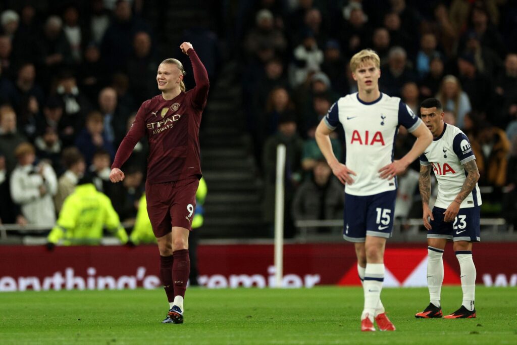 Erling Haaland fejrer sin scoring mod Tottenham.