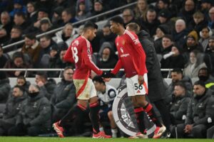 Chido Obi bliver skiftet ind for Manchester United.