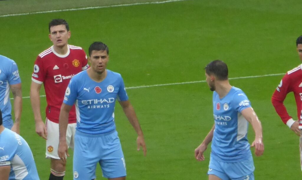 Manchester Citys Rodri i kamp mod Manchester United.