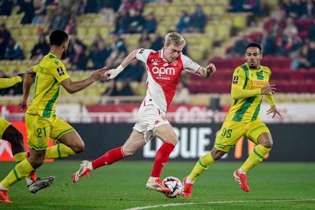 Mike Biereth i færd med at bryde igennem FC Nantes' defensiv.