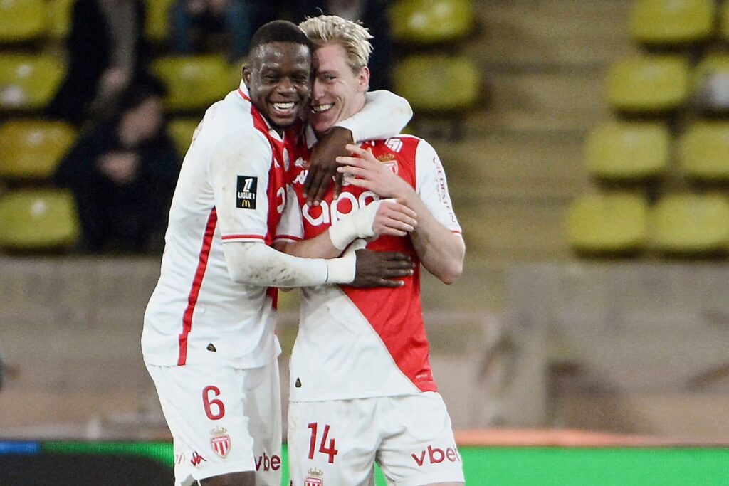 Mika Biereth og Denis Zakaria krammer efter en scoring for Monaco.