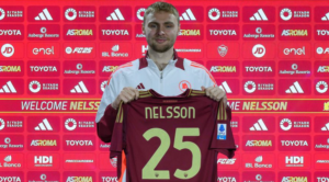 Victor Nelsson med AS Roma-trøjen
