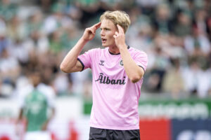 Max Fenger med et signal om at bruge hovedet under en kamp for OB.