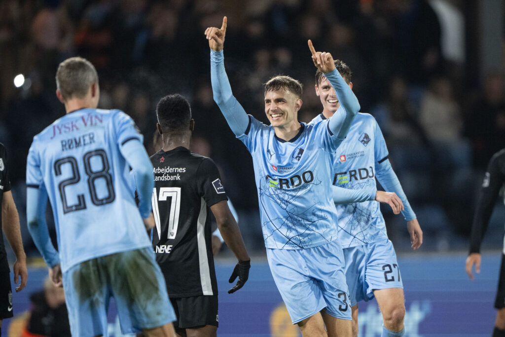 Daniel Høegh fejrer en scoring for Randers FC.