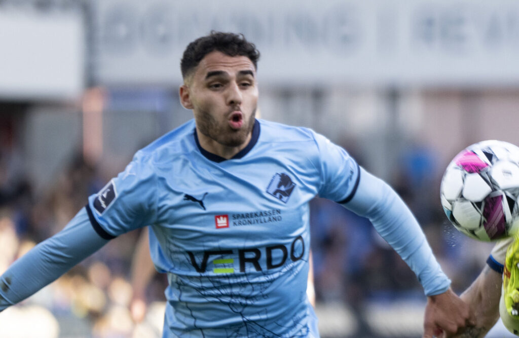 Randers FCs Tammer Bany i duel med Lyngbys Magnus Jensen under superligakampen mellem Randers FC og Lyngby Boldklub på Cepheus Park Randers søndag den 6. oktober 2024.