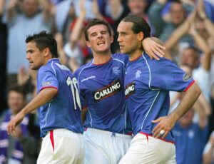 Barry Ferguson jubler med sine holdkammerater i Rangers.