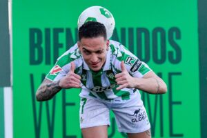 Antony med en bold på ryggen.