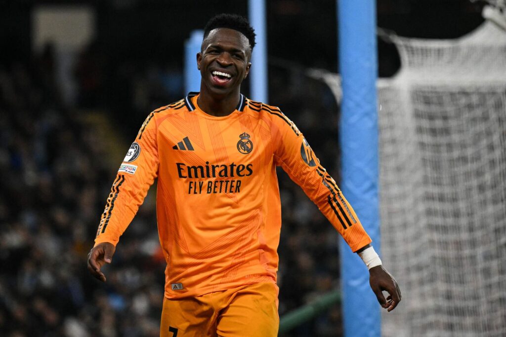 Vinicius Junior smiler under en kamp for Real Madrid i Champions League.